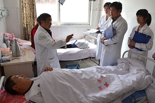 04_院长为医生讲解病人情况